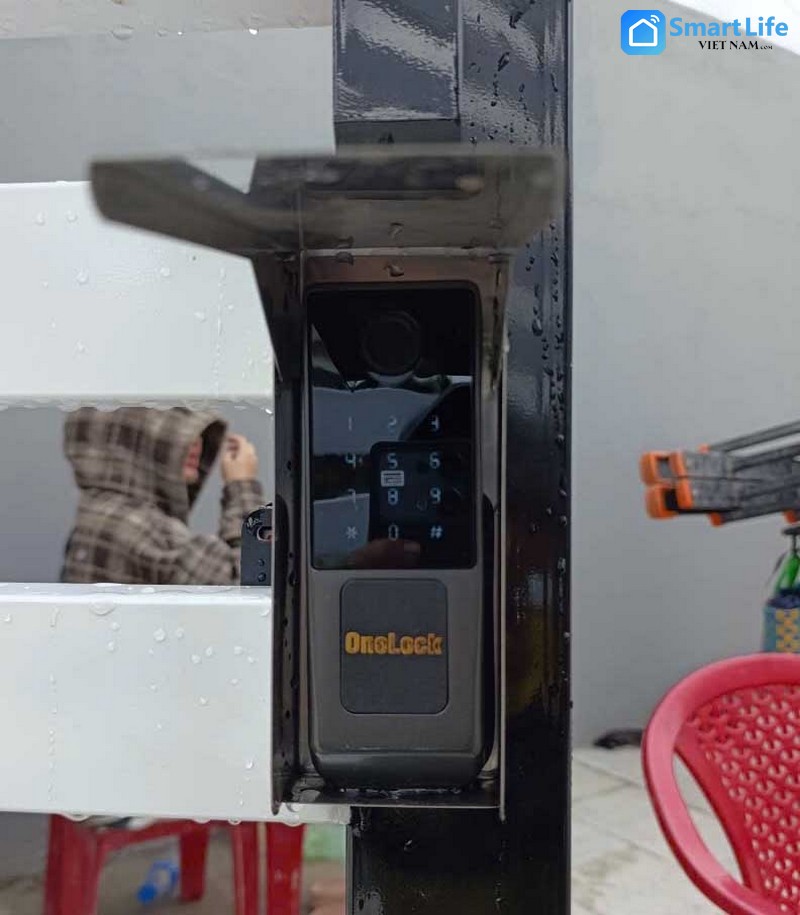 Khoa van tay Dong Nai-Lap cho cua sat cong ngo