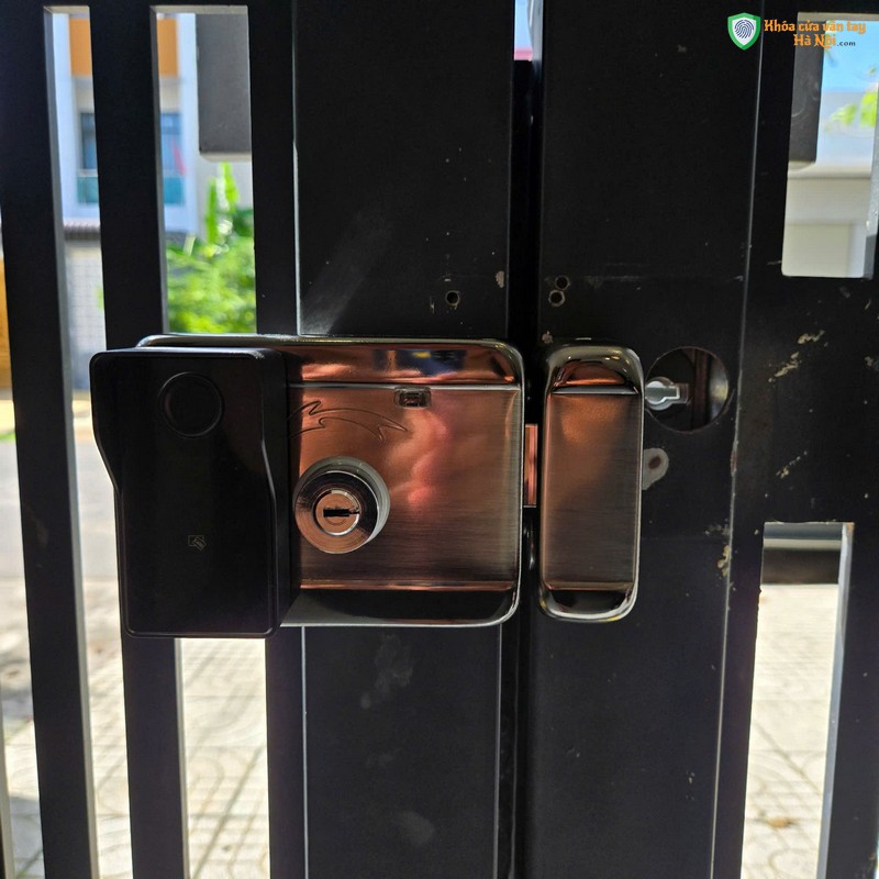 Khoa van tay Ha Noi - Lap cho cua cong