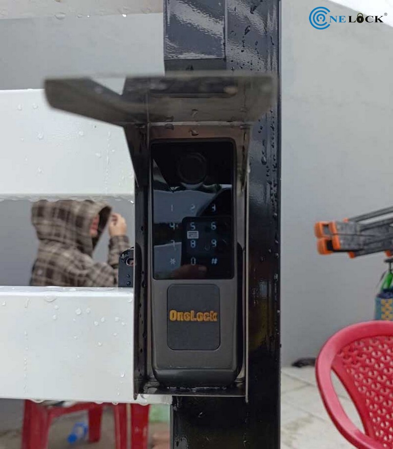 Khoa van tay tai Hai Phong chong nuoc cao - Lap cho cua cong